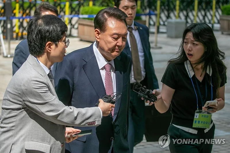 “윤석열, 내란 혐의 재판 출석 속 침묵 행보”…질문 쏟아진 법정 앞→정국 긴장감 고조