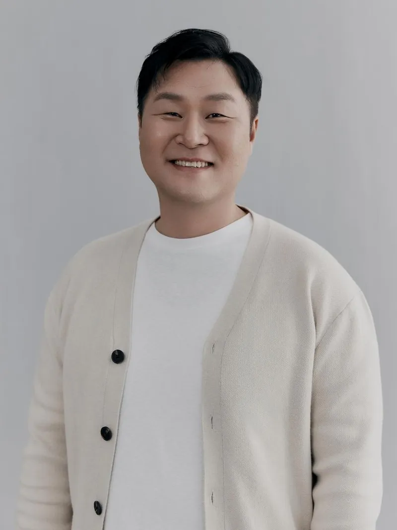 “수줍은 고백”…윤경호, ‘류학생 어남선’ 요리 유학 속 성장→진짜 ‘K-아빠’로 변신 / E채널 '류학생 어남선',‘눈컴퍼니’