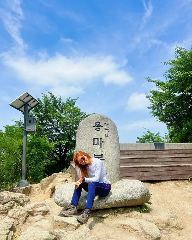“심장이 미친듯 뛰었어요옹”…서인아, 산 위에서 만난 해방감→청량 미소로 산뜻 변신 / 가수 서인아 인스타그램