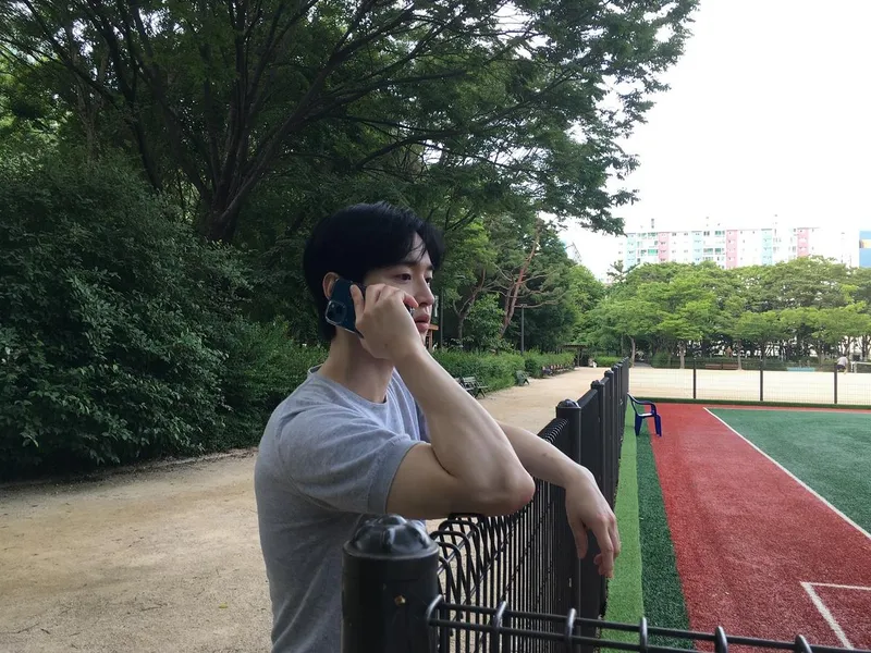 “담담히 흐른 한낮”…장동윤, 초여름 운동장 옆→깊어진 나른함 / 배우 장동윤 인스타그램