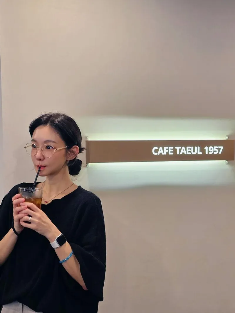 “카리스마 넘치는 일로 만난 동반자”…신소율, 일상 속 온기→여유 담은 순간 / 배우 신소율 인스타그램