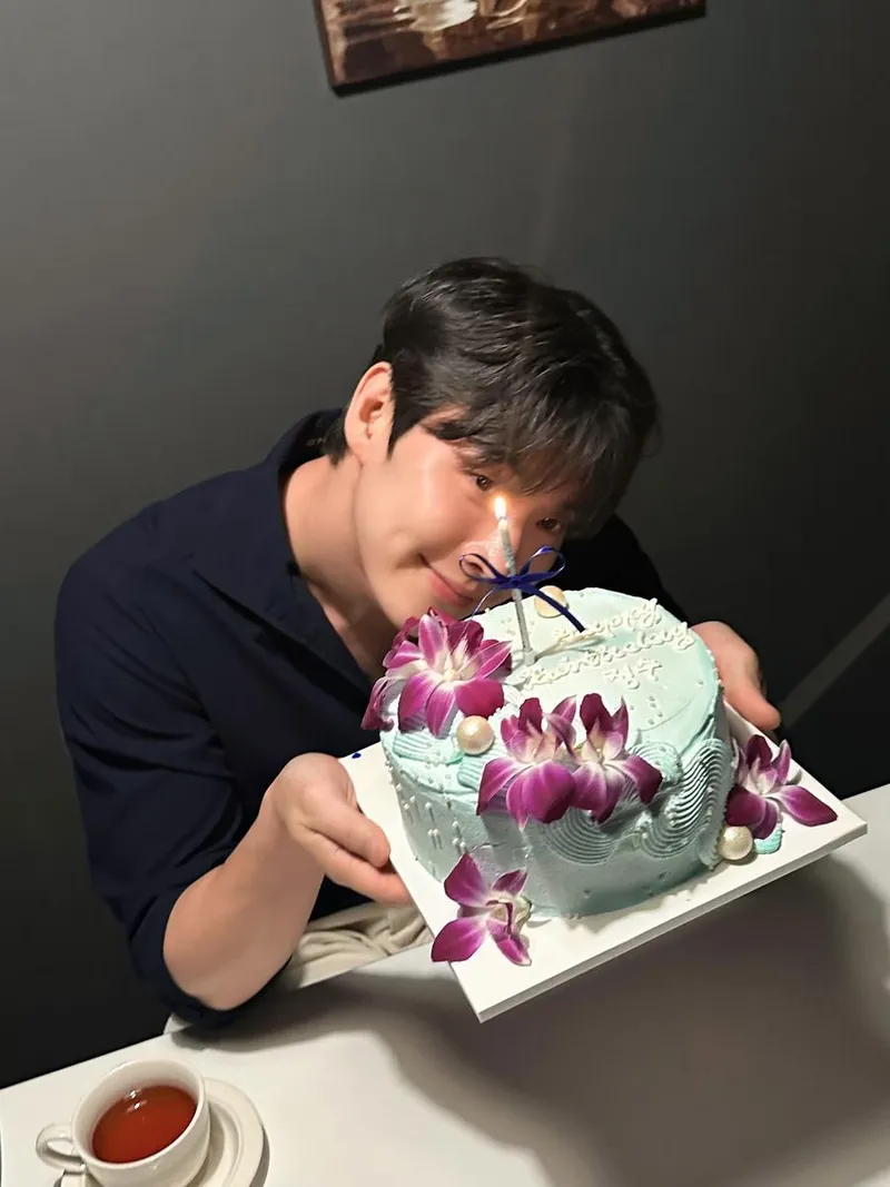 “Just Grateful”…김정수, 여름밤 감사 미소→생일의 서사