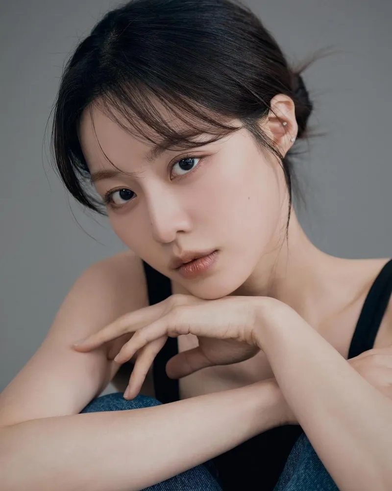 “고요한 시선, 감미로운 여운”…배윤경, 여름 오후의 자화상→무드 깊어진 눈빛 / 배우 배윤경 인스타그램