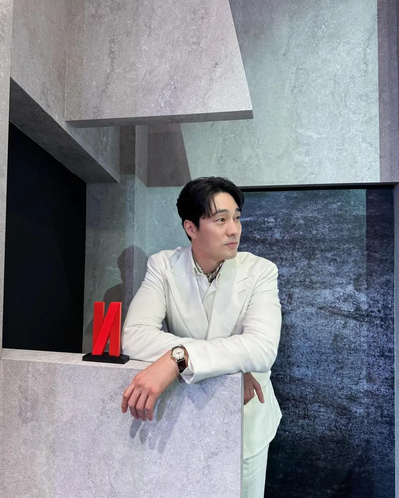 “곧 보자”…소지섭, 깨끗한 수트 자태→묵직한 여운 / 배우 소지섭 인스타그램