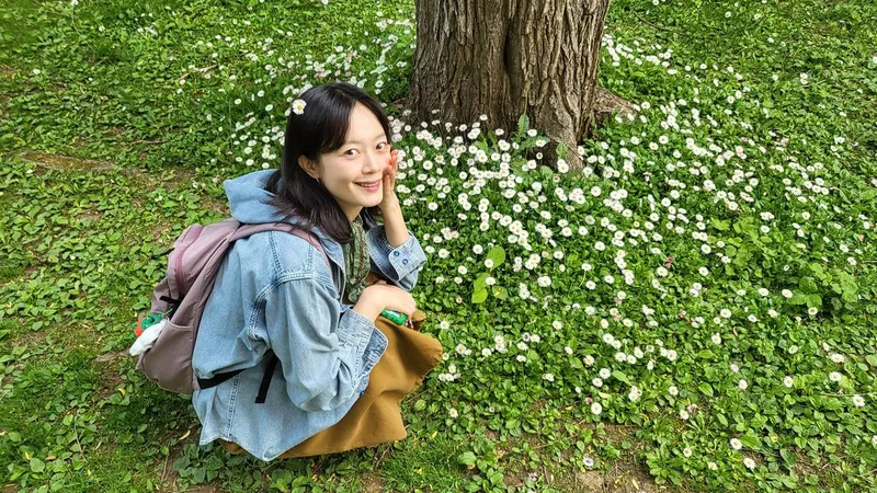 “햇살 아래 퍼지는 잔잔한 미소”…전소민, 초여름 들판→순수함 자체 / 배우 전소민 인스타그램