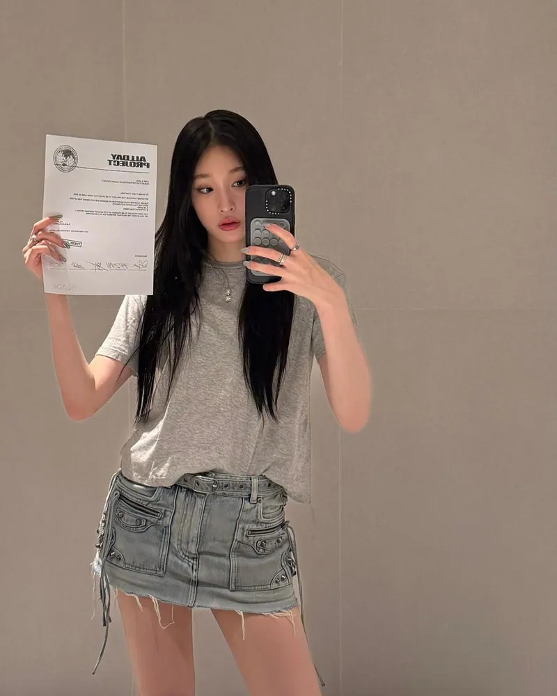 “섬세한 표정 속의 설렘”…애니, 여름밤 기대감→거울 앞 인증 / 가수 애니(문서윤) 인스타그램