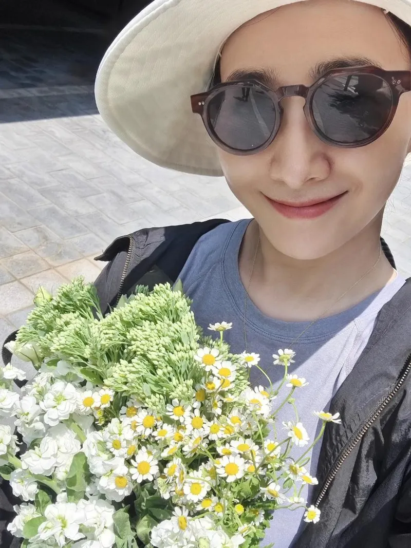 “운동 끝 꽃다발 한가득”…박현정, 햇살 아래 미소→초여름 설렘 / 배우 박현정 인스타그램