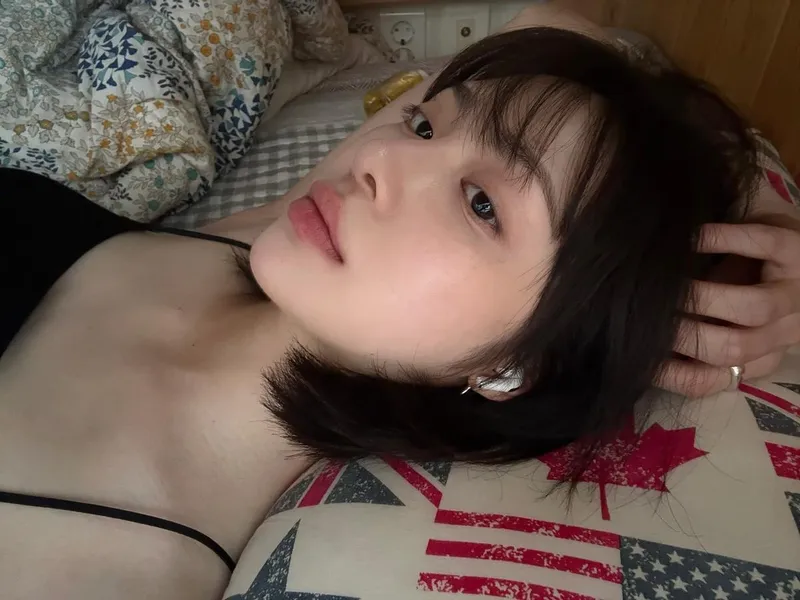 “여름이 오는구”…백송민, 무심한 눈빛→감각적 셀피 / 모델 백송민 인스타그램