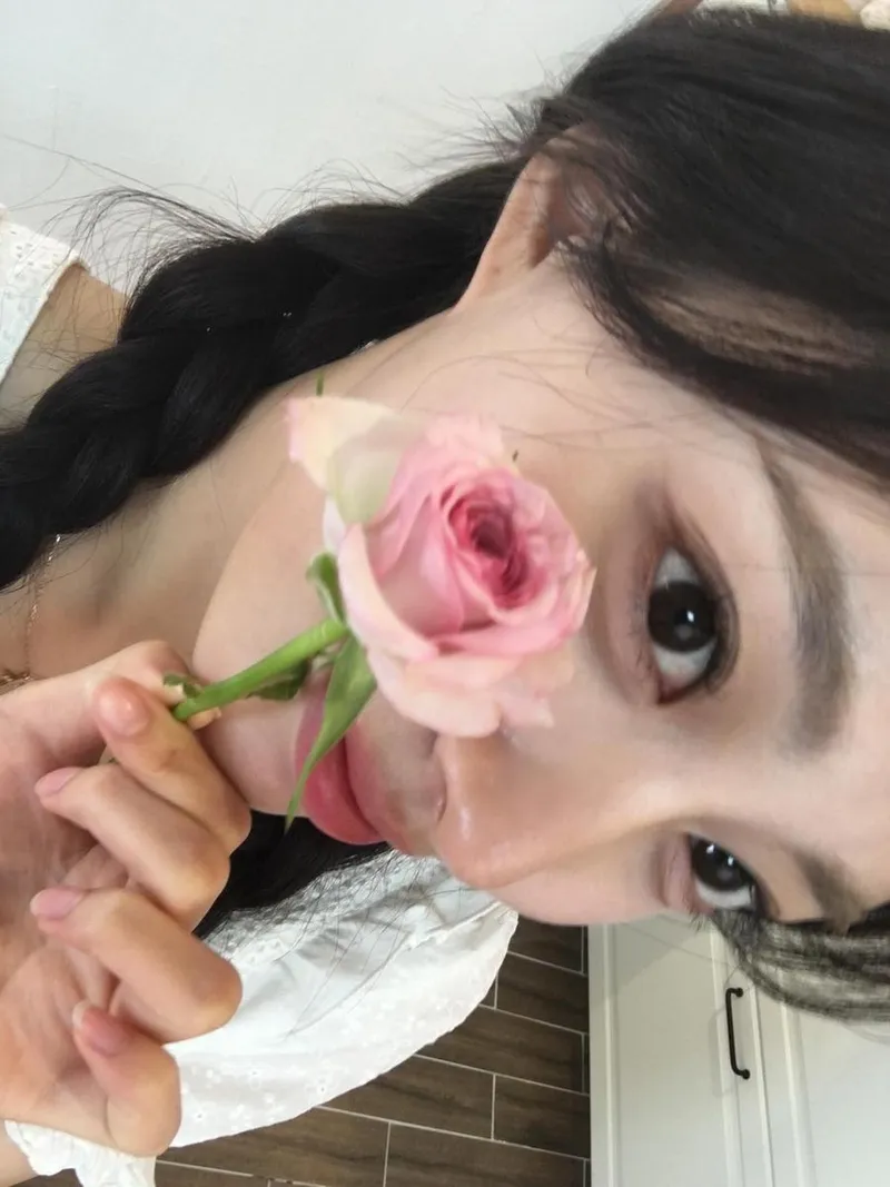 “한 송이 장미 곁에서 머물다”…조아, 눈빛 속 여름→감성 가득 셀카 / 걸그룹 위클리 조아 인스타그램