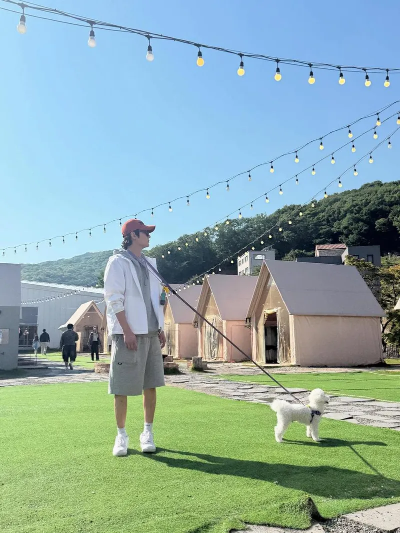 “그림 같은 오후, 소년의 여유”…백주호, 반려견 산책→청춘 감성 가득 / 그룹 SF9 백주호 인스타그램