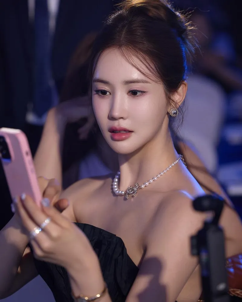“검정 드레스의 우아함”…이다해, 환한 여름밤→압도적 분위기 발산 / 배우 이다해 인스타그램