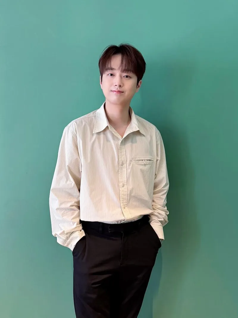 “귀여운 멜빵 찬또가 찾아간다”…이찬원, 따스한 시선→초여름 청량美 / 가수 이찬원 인스타그램