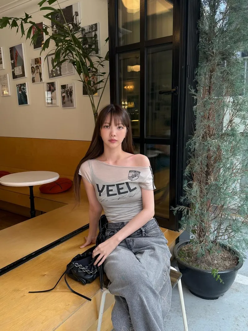 “유리창 너머로 물든 하루”…수스, 담담한 시선→초여름 감성 셀카 / 가수, 유튜버 수스 인스타그램