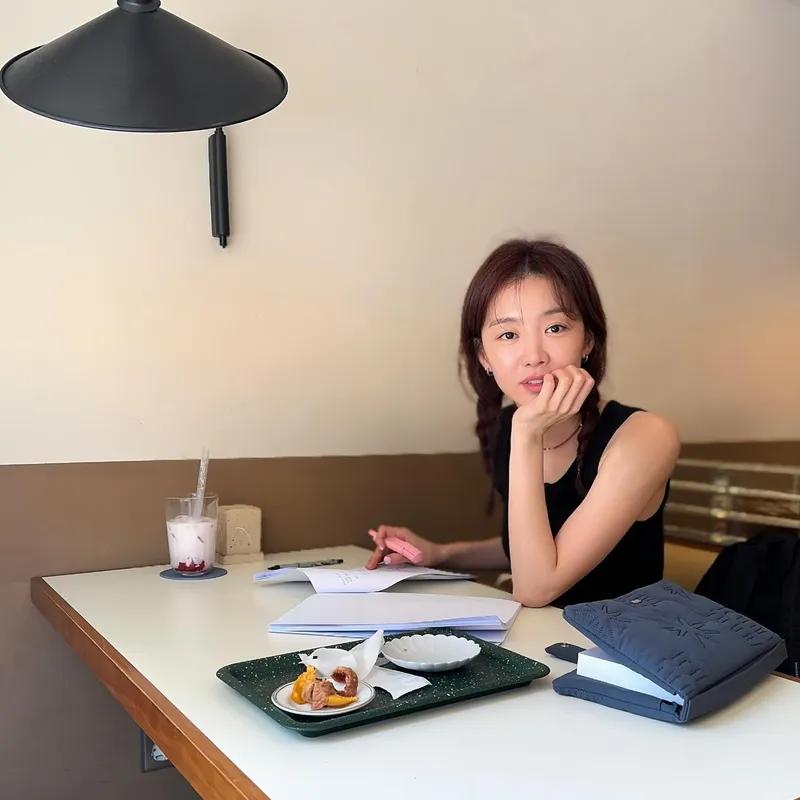 “한달에 한번 책읽는날”…장희진, 여유로움 속 짙은 고민→사색의 오후 / 배우 장희진 인스타그램