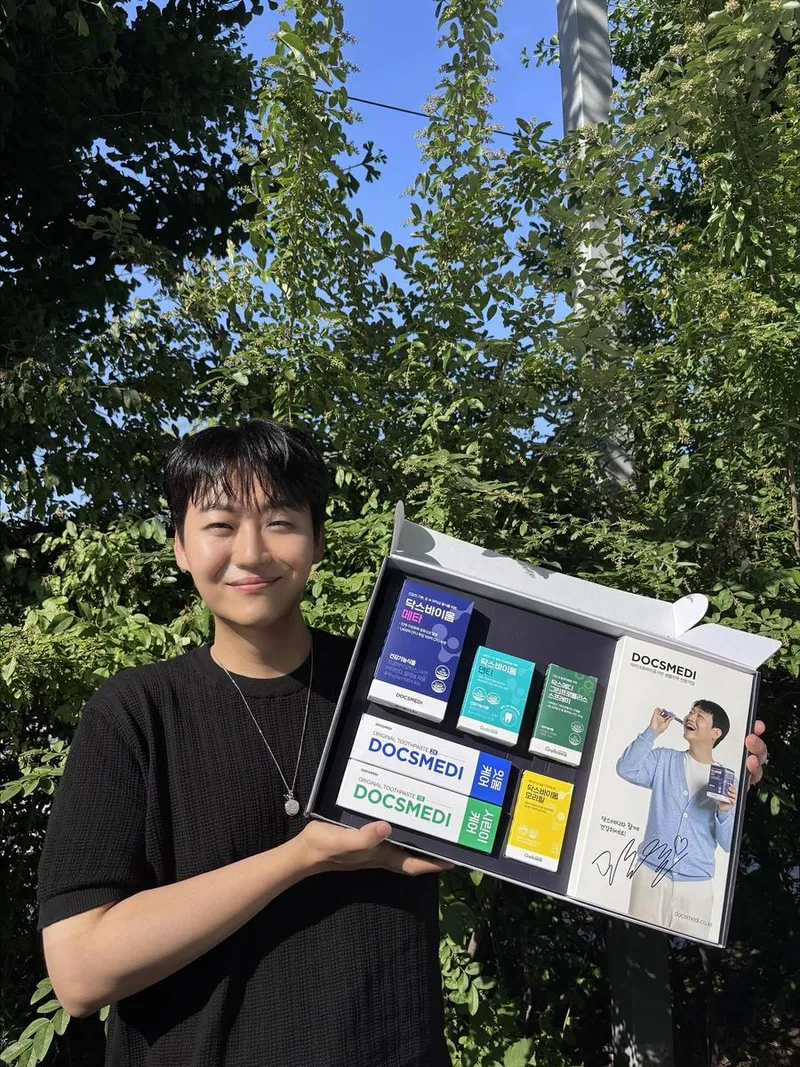 “여름빛 아래 미소”…민수현, 초록빛 기운→모델 변신 과시 / 가수 민수현 인스타그램