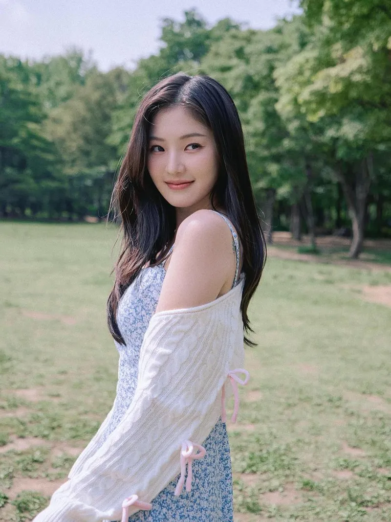 “7월에 만나요”…정효빈, 여름빛 속 미소→순수 감성 가득 / 가수 정효빈 인스타그램