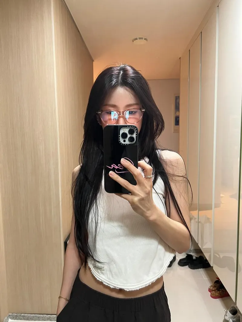 “덥다”…박초롱, 한여름 거울 셀카→청량 일상 속 빛남 / 걸그룹 에이핑크 박초롱 인스타그램