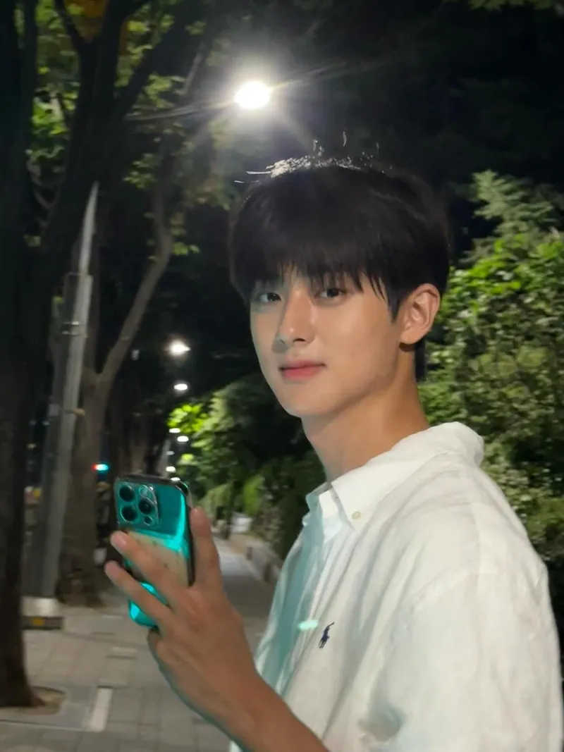 “느린 여름밤 흐름 속으로”…김민규, 산책 같은 청춘→밤공기 감성 폭발 / 배우 김민규(2001) 인스타그램