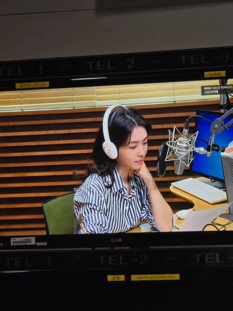 “오랜 여운 끝에 전한 인사”…강지영, 스페셜 DJ로 스튜디오→봄밤 감성 물들였다 / 데블스 플랜 데스룸 출연자 아나운서 강지영 인스타그램