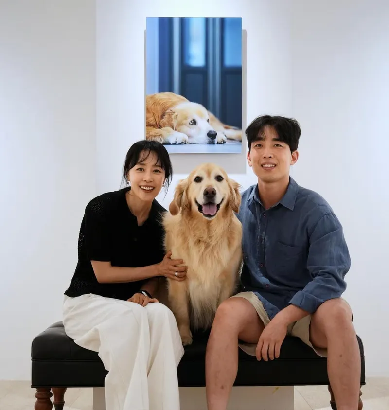 “미소로 가득한 순간”…문정희, 반려견과의 여름 전시→따스한 동행 / 배우 문정희 인스타그램