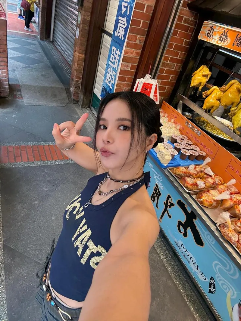 “거리 위 자유로움”…솔라, 이국적 골목→당당한 여름 셀카 / 걸그룹 마마무 솔라 인스타그램