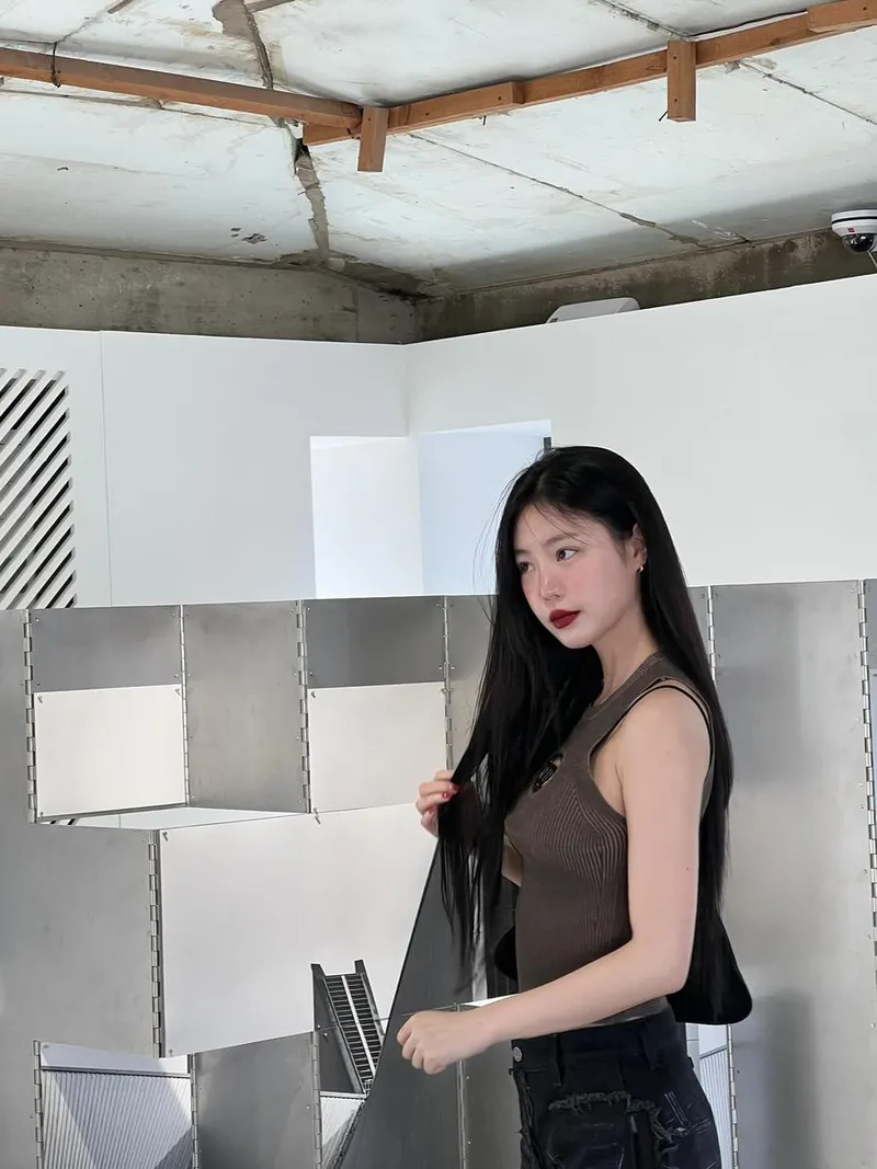 “차분한 눈빛, 흐르는 긴 머리”…서수진, 강렬한 여름→도시적 분위기 변신 / 가수 서수진 인스타그램