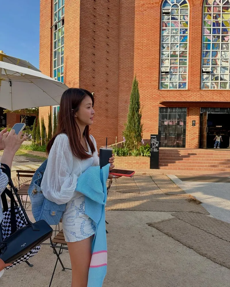 “벌써 8살이야”…이시영, 시간의 흐름 속 미소→초여름 햇살 가득한 여유 / 배우 이시영 인스타그램