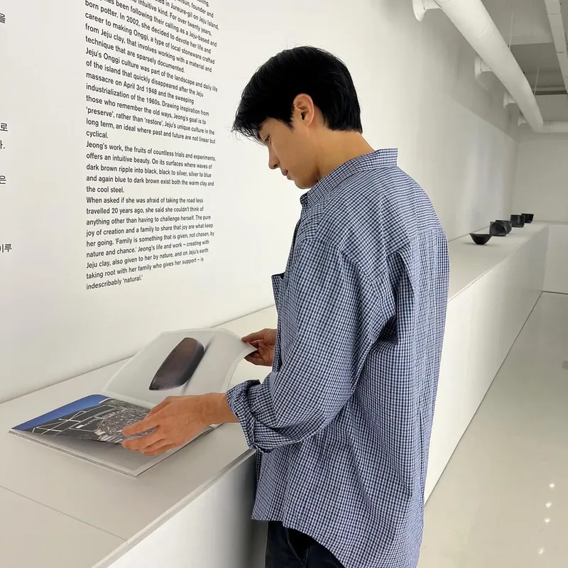 “무심한 옆모습에 스며든 집중”…신우재, 미술관 고요함→고독한 사유 / 하트페어링 출연자 화가 신우재 인스타그램