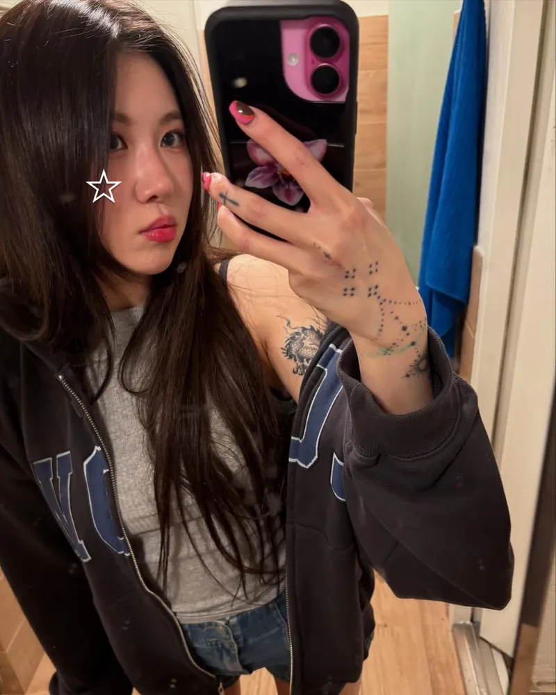 “누가 내게서 5월 뺏어갔나요”…백예린, 거울 셀카에 번진 아쉬움→초여름 감성 폭발 / 가수 백예린 인스타그램