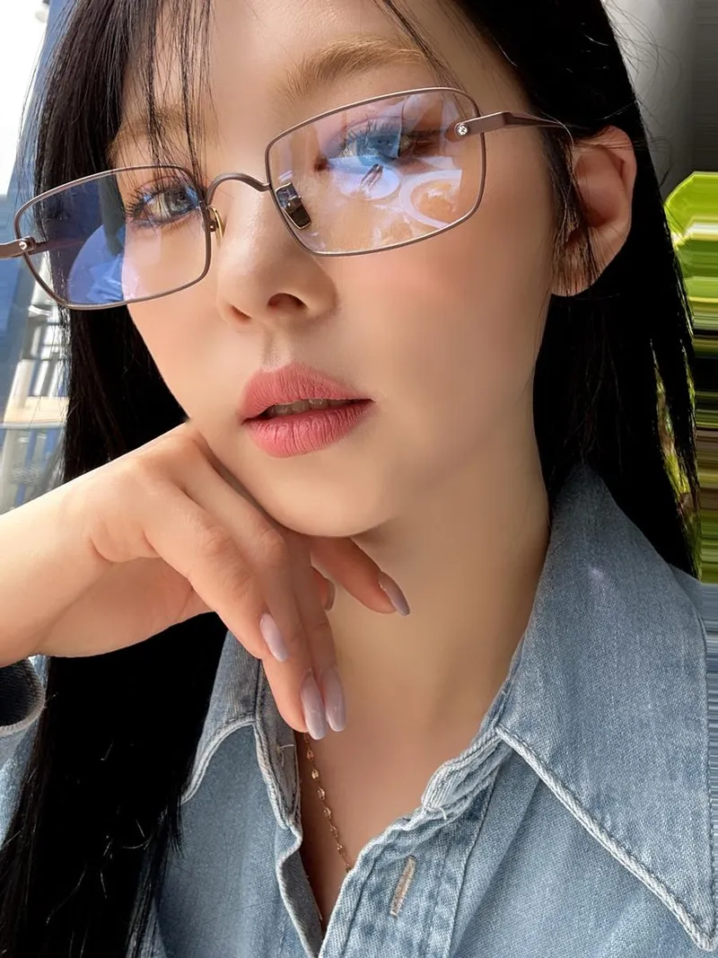 “빛을 머금은 시선 그대로”…유수현, 차분한 오후→지적인 여운 / 가수 유수현 인스타그램