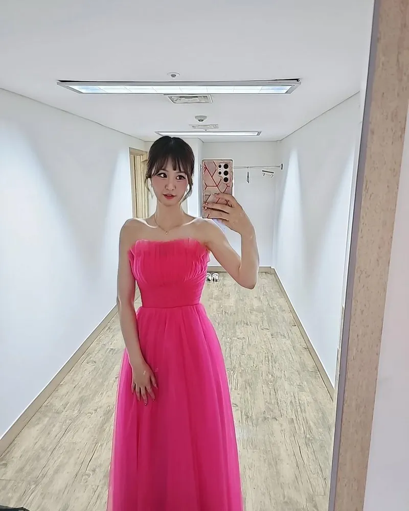 “전신샷은 어렵지만 기쁜 오늘”…윤수현, 핑크빛 드레스→여름 저녁의 설렘 / 가수 윤수현 인스타그램