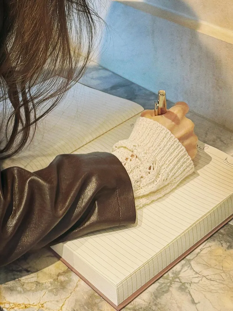 “묵묵히 써 내려간 시간”…소원, 조용한 집중→초여름 감성 기록 / 걸그룹 여자친구 소원 인스타그램