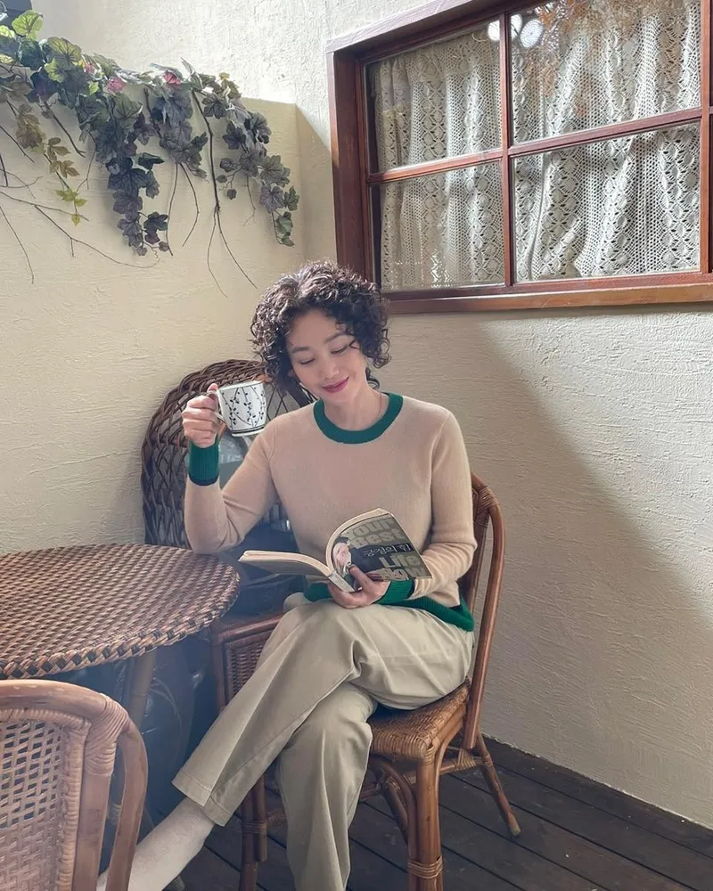 “금주 좀 부탁해용~”…김성령, 햇살 아래 여유→감성 독서 인증 / 배우 김성령 인스타그램
