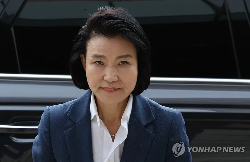 사진: 전국언론노조·민언련 등 시민단체 대표들이 고발인 조사를 받기 위해 수서경찰서에 들어서고 있다 / 연합뉴스
