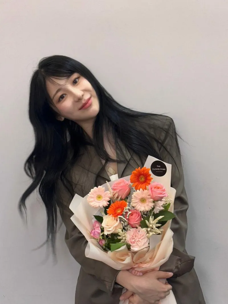 “인생 첫 발표회 순간”…이채연, 풋풋한 설렘→꽃다발 품은 미소 / 걸그룹 아이즈원 이채연 인스타그램