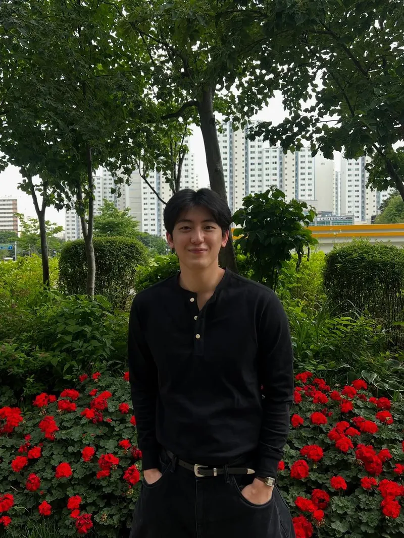 “초여름 붉은빛 아래”…이석기, 부드러운 미소→잔잔한 여운 / 모델 이석기 인스타그램