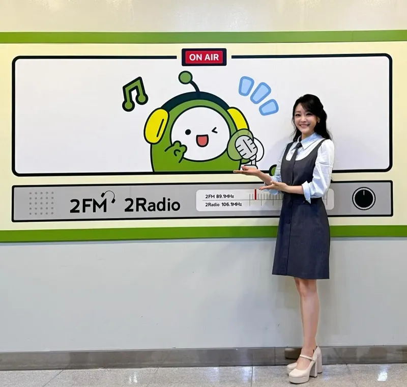 “언제나 즐겁고 편안한 분위기”…김소현, 라디오 앞 미소→초여름 청량감 발산 / 뮤지컬배우 김소현 인스타그램