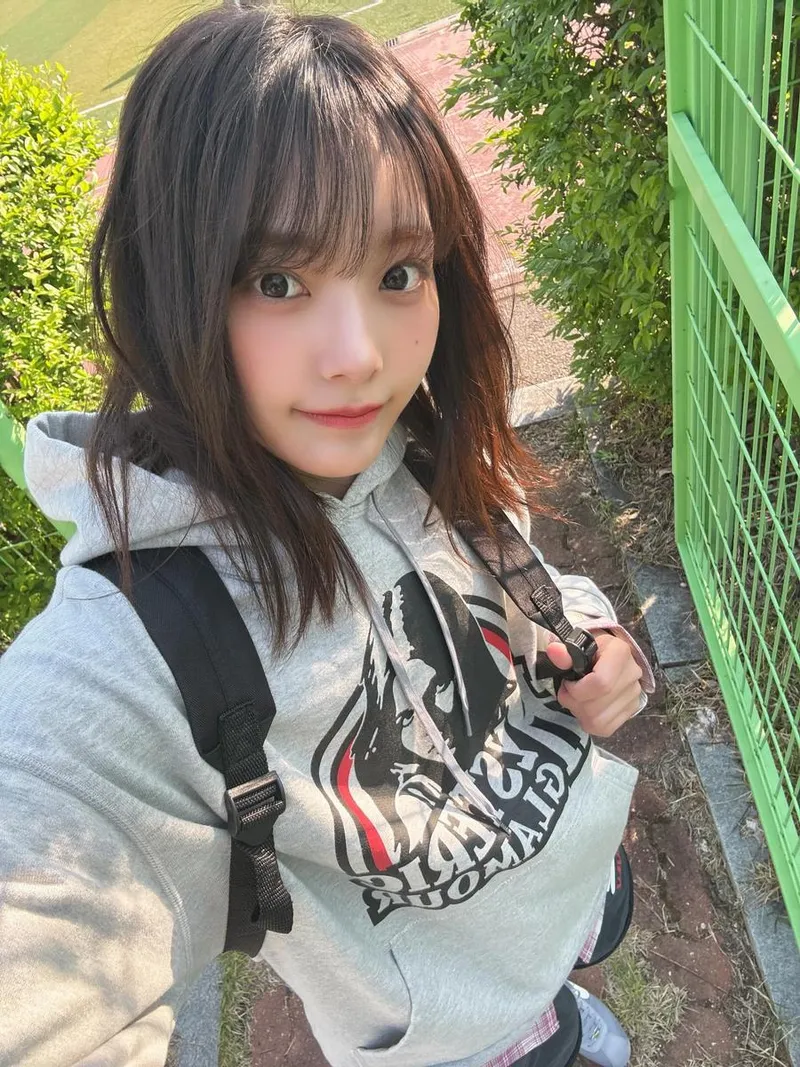 “난 네 편이야”…시연, 환한 햇살 속 다정한 위로→청춘 무드 / 걸그룹 QWER 시연 인스타그램