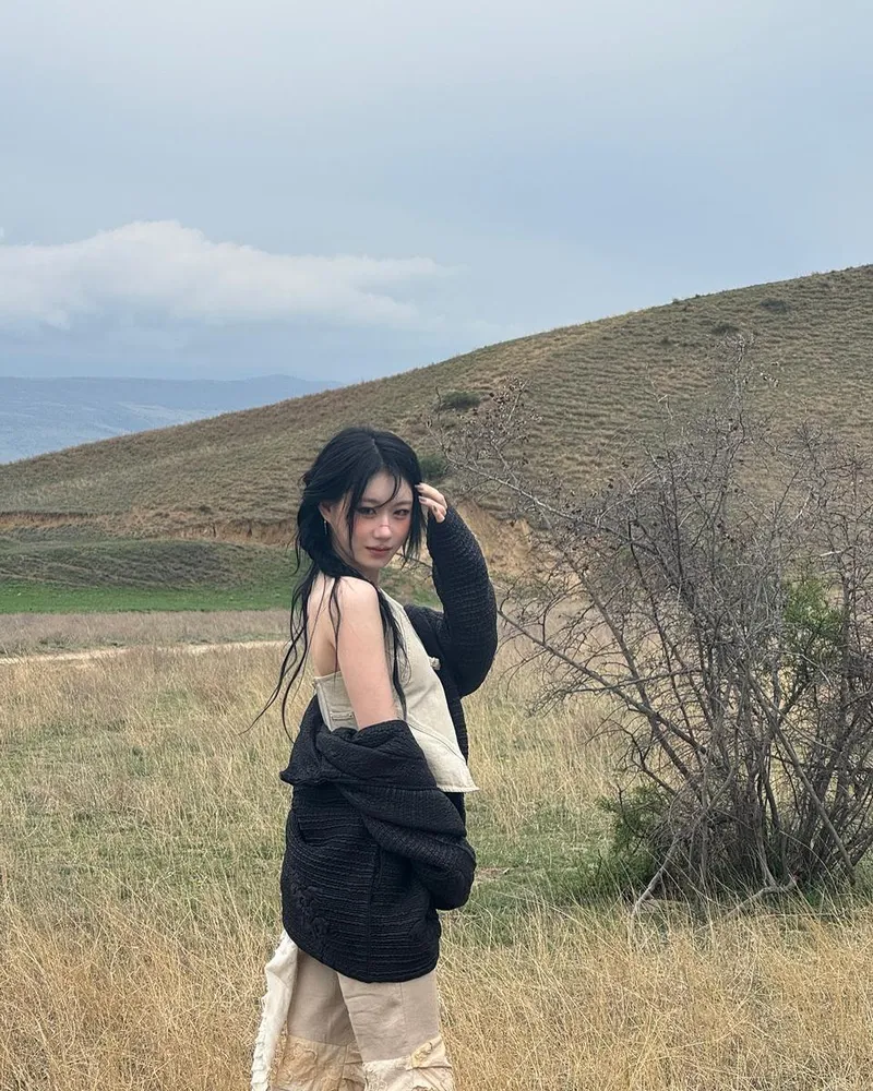 “Girls will be Girlssssss”…채령, 메마른 들판 위 미묘한 여운→관능적 감성 폭발 / 걸그룹 있지 채령 인스타그램