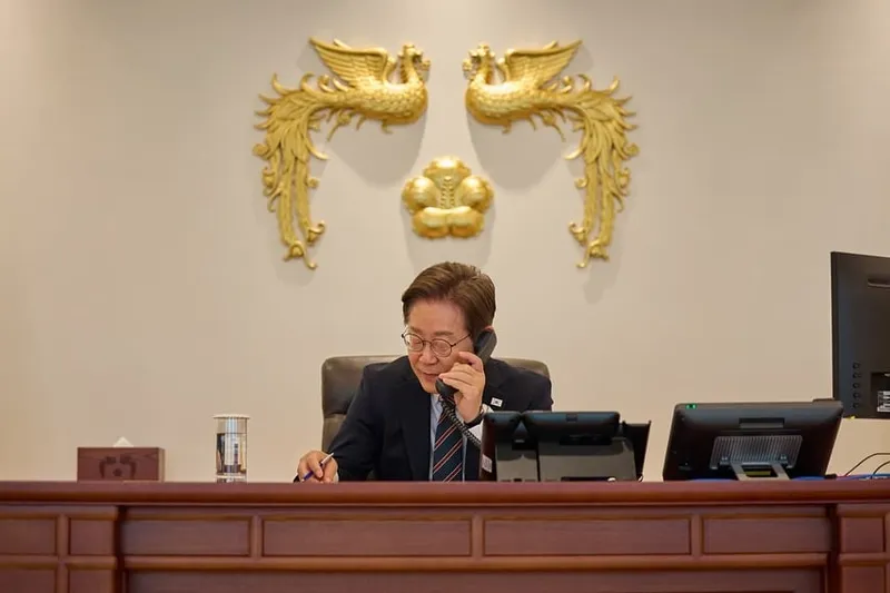 “국민 잘 뽑았다 믿음”…이재명, 엄정한 책임감→집무실 집중의 순간 / 정치인 이재명 인스타그램