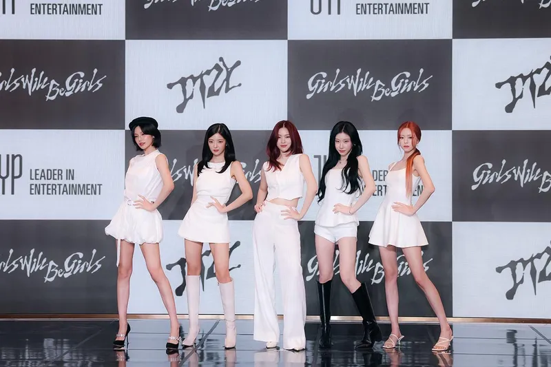 “뜨거운 응원 속 완전체 컴백”…ITZY, ‘Girls Will Be Girls’로 세계 휩쓸며 새로운 서사→팬심 폭발 / JYP엔터테인먼트