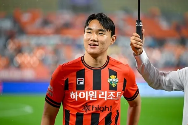“친정팀 팬들과 재회”…양현준, 강원FC 홈 방문→사인회 진행 / 연합뉴스