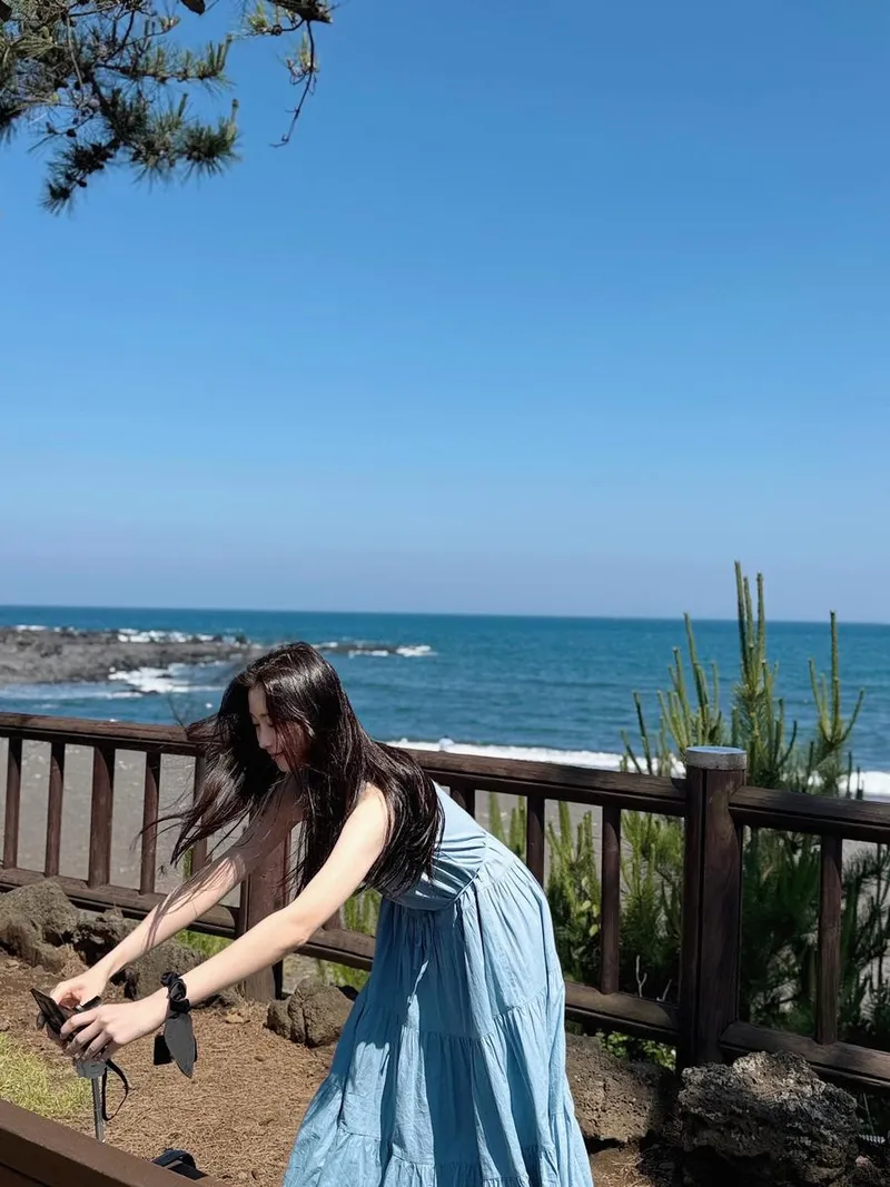 “푸른 풍경에 스며든 여름”…문채솔, 햇살 아래→청량한 순간 / 걸그룹 시그니처 문채솔 인스타그램