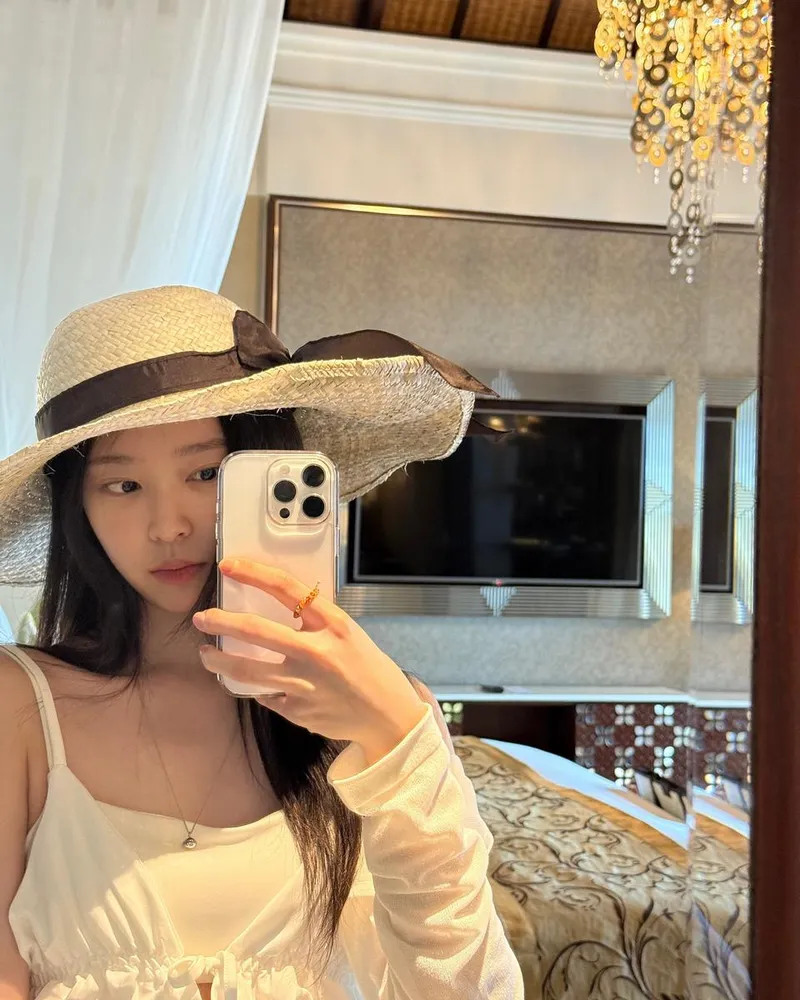 “살며시 내려앉은 여름”…김민주, 햇살 담은 셀카→자연 속 청초한 휴식 / 걸그룹 아이즈원 김민주 인스타그램