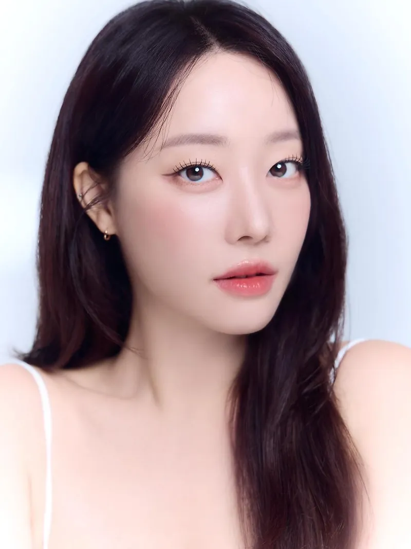 “깨끗하게 맑게 자신있게”…고우리, 청춘의 정수→우아함으로 시선 압도 / 배우 고우리 인스타그램