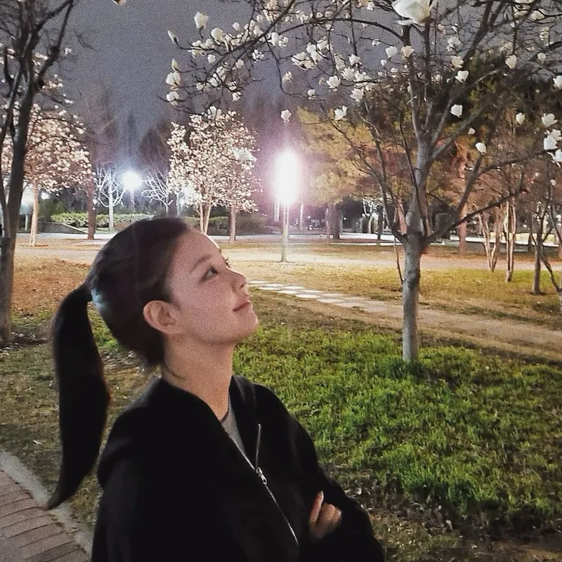 “고요한 밤, 빛나는 시선”…김수아, 봄밤 산책→감성 충만 미모 / 하트페어링 출연자 김수아 인스타그램
