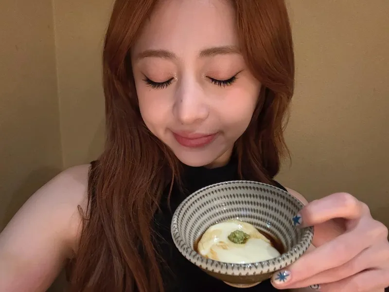“i got the sauce so if you wanna try something different”…허윤진, 달콤 여유→여름 한낮 감성 셀카 / 걸그룹 르세라핌 허윤진 인스타그램