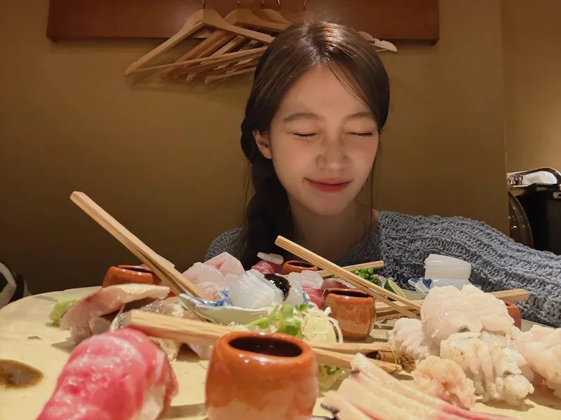 “i got the sauce so if you wanna try something different”…카즈하, 미소 속 여유→초여름 힐링의 맛 / 걸그룹 르세라핌 카즈하 인스타그램