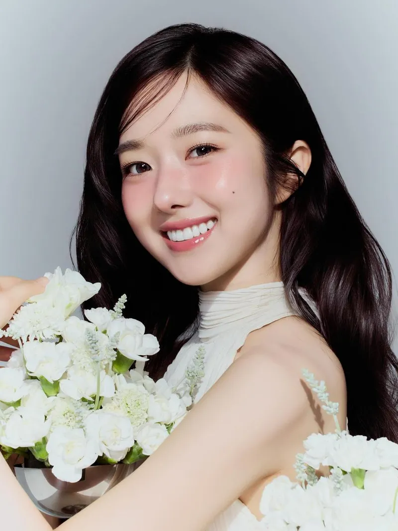 “여름의 설렘 닮았죠”…이혜성, 햇살 닮은 미소→순백 꽃다발 속 빛나다 / 방송인 이혜성 인스타그램