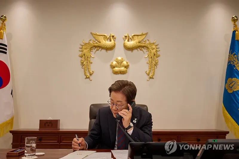 이재명-시진핑 첫 전화회담…한중협력 새 지평→APEC 정상회담 교감 압축